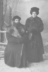 Моисей Файбишевич Лев с супругой Машей Гиршевной Лев. Начало XX в. Фото из семейного архива Льва Ольхи.